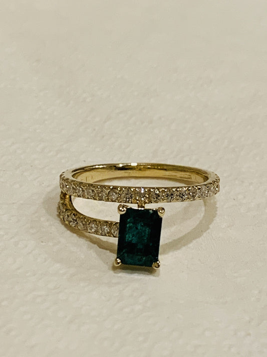yellow gold ring with Emerald and diamonds
